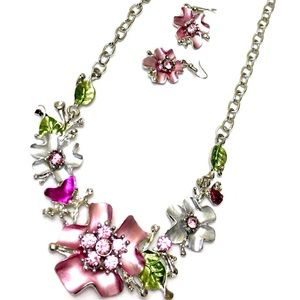 ⛔️LAST CALL!!⛔️Floral🌸 statement necklace with earrings✨